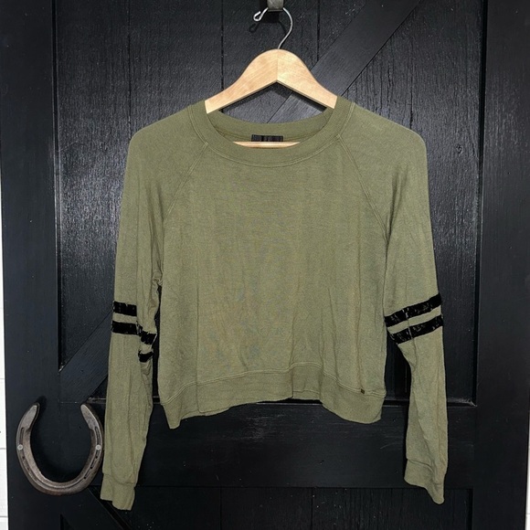 LVHR Revolve Sabina Crop Soft Micro Modal French Terry Raglan Sweatshirt Olive S - Picture 4 of 12
